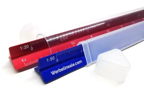 Zwei dreiecksprofile, rot und blau, mit Skalen und Beschriftungen wie "1:20" und "1:50", liegen in ihren Schutzhüllen.