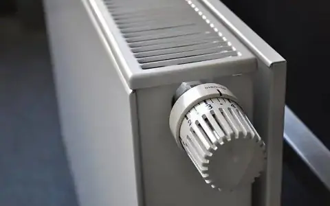 Termostato de un circuito de calefacción por radiadores de agua, ajustando la temperatura.