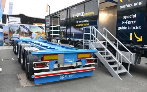 Niebieska rama pod kontener, ciężarówka z drzwiami bocznymi K-FORCE i schodkami. Nowoczesny transport intermodalny.
