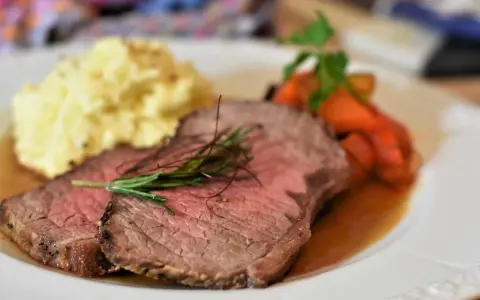 Skivad rostbiff, perfekt medium rare, serverad med krämigt potatismos och glaserade morötter. En härlig måltid!