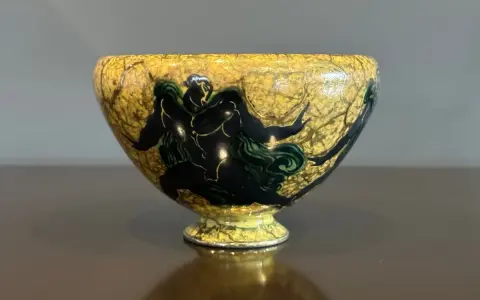 Bol en céramique jaune craquelé, orné d'une scène mythologique en noir et vert, œuvre de Jean Mayodon.