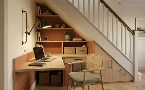 Aménagement bureau petit espace sous escalier. Bureau fonctionnel avec rangements intégrés, étagères et chaise confortable.