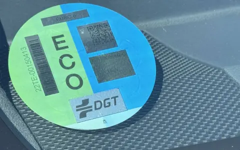 Etiqueta DGT ECO de un vehículo, con indicación EURO 6. Muestra un código QR y la clasificación HEV.