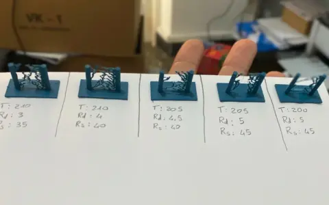 Testy druku 3D pokazują, jak **retrakcja co to** wpływa na jakość wydruku. Różne ustawienia parametrów T, Rd i Rs dają odmienne rezultaty.