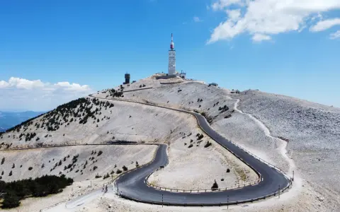 Kurvenreiche Straße zum Gipfel des Mont Ventoux, wo Radfahrer die Herausforderung des Rennradfahrens suchen.