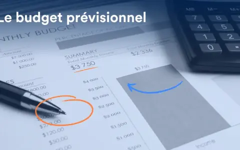 Un stylo sur un budget prévisionnel, avec une calculatrice. Le budget est en cours de construction, avec des chiffres et un graphique.