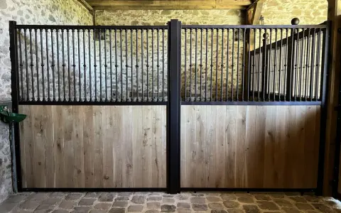 Plan d'un box cheval avec portes en bois et barreaux noirs.