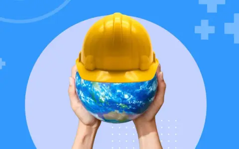 Mains tenant la Terre coiffée d'un casque jaune, symbolisant la sécurité et la réglementation des locaux de travail à l'échelle mondiale.
