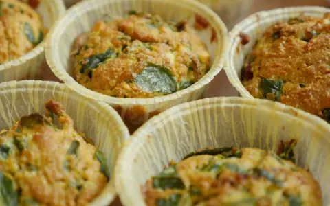 Nybakade matmuffins med spenat och ost, perfekta för ett snabbt mellanmål. Ett enkelt matmuffins recept att prova!