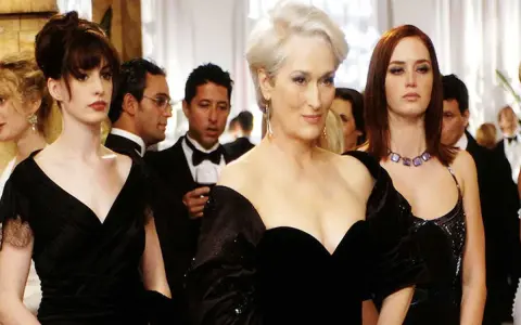 Il cast de Il diavolo veste Prada: Anne Hathaway, Meryl Streep e Emily Blunt in abiti eleganti.