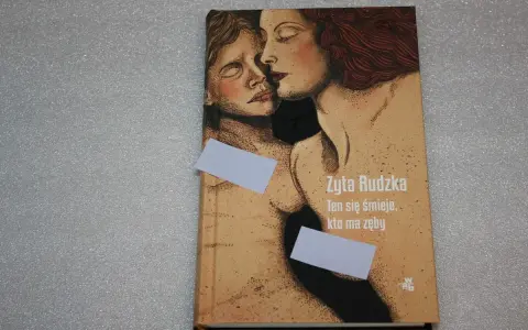 Okładka książki "Ten się śmieje, kto ma zęby" Żyty Rudzkiej. Dwie kobiety w intymnym uścisku, stylizowane na rysunek.