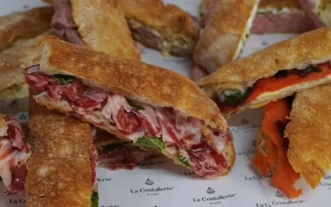 Pan de cristal ripieni di salumi e salmone affumicato, un'esplosione di sapori.