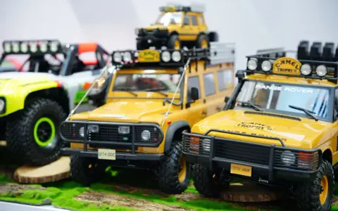 Gelbe Geländewagen-Modelle, bereit für ein Bronzelager-Abenteuer.