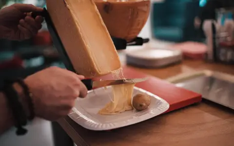 Raclette fondue dégoulinante, parfaite avec un verre de Pouilly Fumé. Un délice à partager.