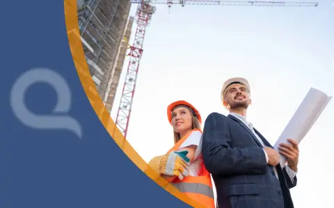 Ingegneri con caschi guardano un cantiere in costruzione. Uno tiene un progetto, l'altro indossa un giubbotto ad alta visibilità. Soa cos'è: un futuro che prende forma.