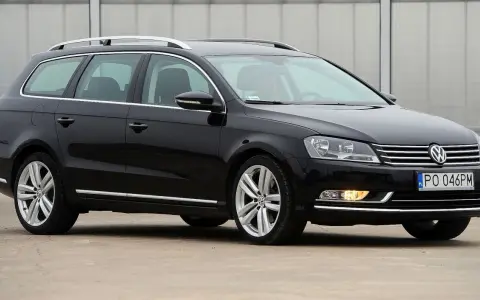 Czarny Volkswagen Passat B7 Variant, popularny wśród kierowców, prezentuje się elegancko. Wiele pozytywnych passat b7 opinie potwierdza jego wszechstronność.