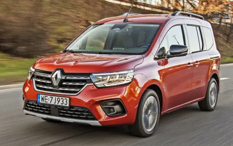 Pomarańczowy Renault Kangoo 1.5 dCi w ruchu, z widocznymi światłami LED i polskimi tablicami rejestracyjnymi WE 7J933.