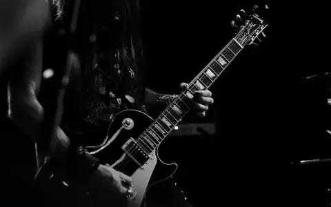 Ein Gitarrist spielt einen fetten Gitarren Riff auf einer E-Gitarre.