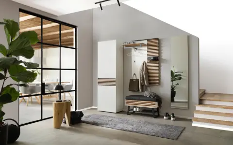 Modernen eingangsbereich gestalten: Garderobe, Bank, Spiegel und Teppich schaffen Ordnung. Ein Holzhocker und eine Pflanze setzen Akzente.