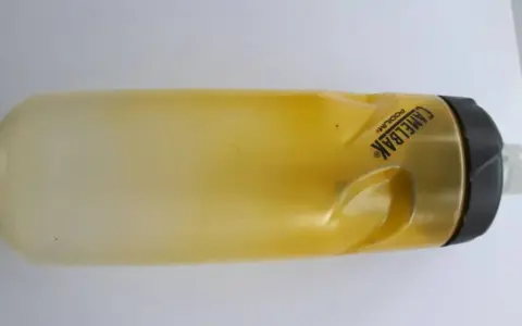 Skuteczne sposoby na usunięcie zapachu z plastikowej butelki