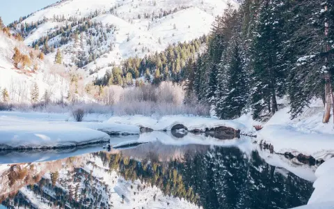 Zimowe góry z dziećmi to idealne miejsce na rodzinne wycieczki. Śnieg, lasy i odbijające się w wodzie góry tworzą magiczny krajobraz.