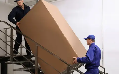 Jak bezpiecznie wnieść lodówkę po schodach? Pełny przewodnik