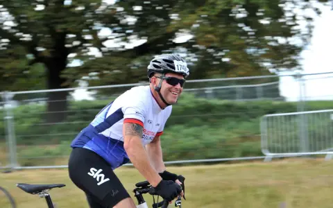 Lächelnder Radfahrer mit Startnummer 1740, trägt Sky-Kleidung. Die RTF-Bedeutung liegt im sportlichen Wettkampf.