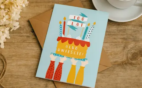 Urodzinowa kartka z tortem i napisami "100 LAT ALBO DWIEŚCIE!" – klasyczne życzenia urodzinowe.