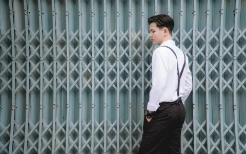 Elegancki mężczyzna w białej koszuli i szelkach, gotowy na white party.