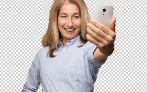 Uśmiechnięta kobieta robi selfie, prezentując swoje kreatywne przedstawienie siebie.