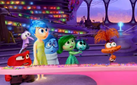 Le emozioni di Inside Out 2, tra cui Gioia, Tristezza e Disgusto, si preparano all'uscita del film con nuovi personaggi.