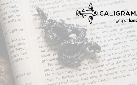 Un dragón plateado sobre un libro abierto, ideal para inspirar nombres para personajes de libros.