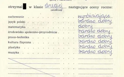 Uczeń otrzymał w drugiej klasie następujące oceny słownie: wyróżniające, bardzo dobry, dobry, bardzo dobry, bardzo dobry, bardzo dobry, bardzo dobry, bardzo dobry.