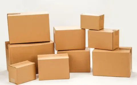 Stos kartonów, gotowych do wysyłki. Czy to paczki, których kwota roszczenia InPost jest wysoka?