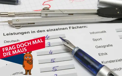 Zeugnis mit Noten in Worten. Ein Zirkel und ein Füller liegen auf dem Blatt. Die Maus fragt: "Frag doch mal die Maus".