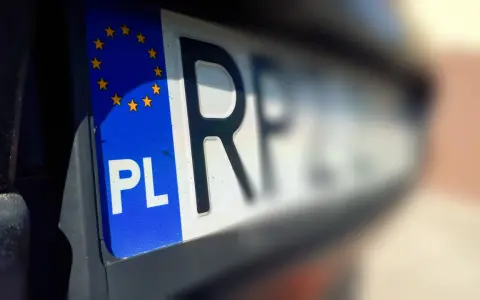 Zbliżenie na polską tablicę rejestracyjną z symbolem UE. Zastanawiasz się, ile czasu na wyrejestrowanie auta?