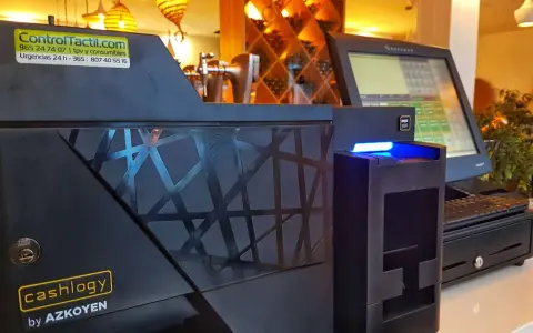 Sistema TPV para restaurantes, con pantalla, cajón y dispensador de efectivo. Ideal para gestionar tu negocio con software para restaurantes gratis.