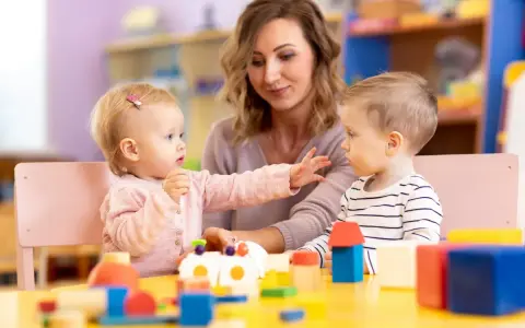 Ile zarabia opiekunka w żłobku państwowym? Kwoty, dodatki, 1000 zł!