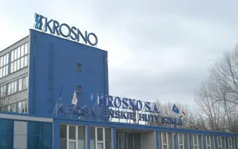 Niebieski budynek z napisem "KROSNO S.A. KROŚNIEŃSKIE HUTY SZKŁA".