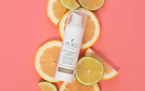 Białe serum PURE by CLOCHEE z kwasem migdałowym, otoczone plasterkami cytrusów. Idealne dla skóry tłustej i mieszanej.