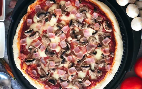Z czym jest pizza capriciosa? Odkryj jej składniki i smaki