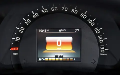 Wyświetlacz samochodu po wymianie licznika: 0 mph, 10:45, 7°C. Wskaźnik paliwa i bieg P/E.