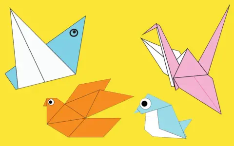 Vier bunte Origami-Vögel, darunter ein blauer Vogel, ein orangefarbener Vogel und ein rosa Kranich, scheinen sich auf einem gelben Hintergrund zu unterhalten. Ein weiterer blauer Vogel, der einem Origami-Pfau ähnelt, blickt nach links.