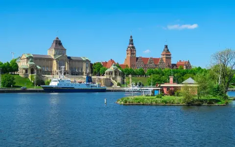 Widok na Odrę i zabytkowe budynki, w tym Muzeum Narodowe. Idealne miejsce, by zobaczyć w Szczecinie!