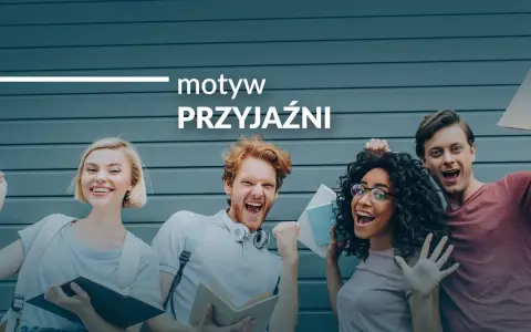 Cztery młode, radosne osoby z książkami na tle szarej ściany.