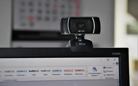 Kamera internetowa na monitorze. Chcesz wiedzieć, jak zrobić zdjęcie na laptopie? To proste, wystarczy podłączyć kamerkę!
