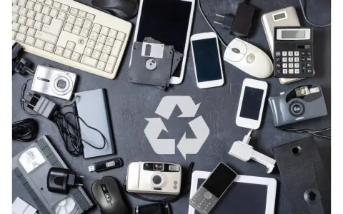 Klawiatura, myszki, telefony, aparat, dyskietki, ładowarki, kalkulator, tablet, powerbank, kamera VHS – to wszystko zaliczamy do elektrośmieci.
