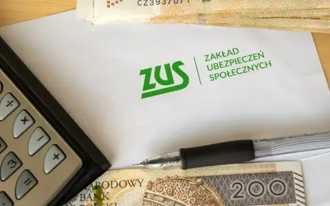 Kalkulator, długopis, pieniądze i koperta ZUS. Jak sprawdzić OFE zmarłego? Dokumenty do ZUS.