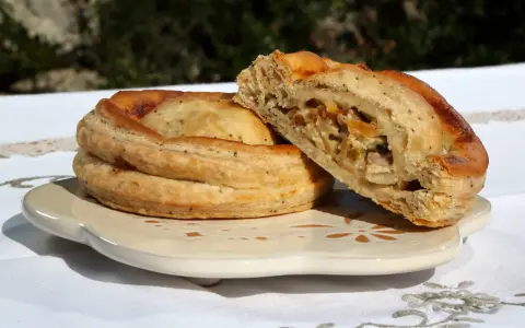 Rustico leccese ricetta: sfogliata dorata ripiena di formaggio e verdure, un classico salentino.