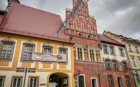 Muzeum Środa Śląska zaprasza na wystawę archeologiczną. Zabytkowe kamienice i ciekawe eksponaty czekają na zwiedzających.
